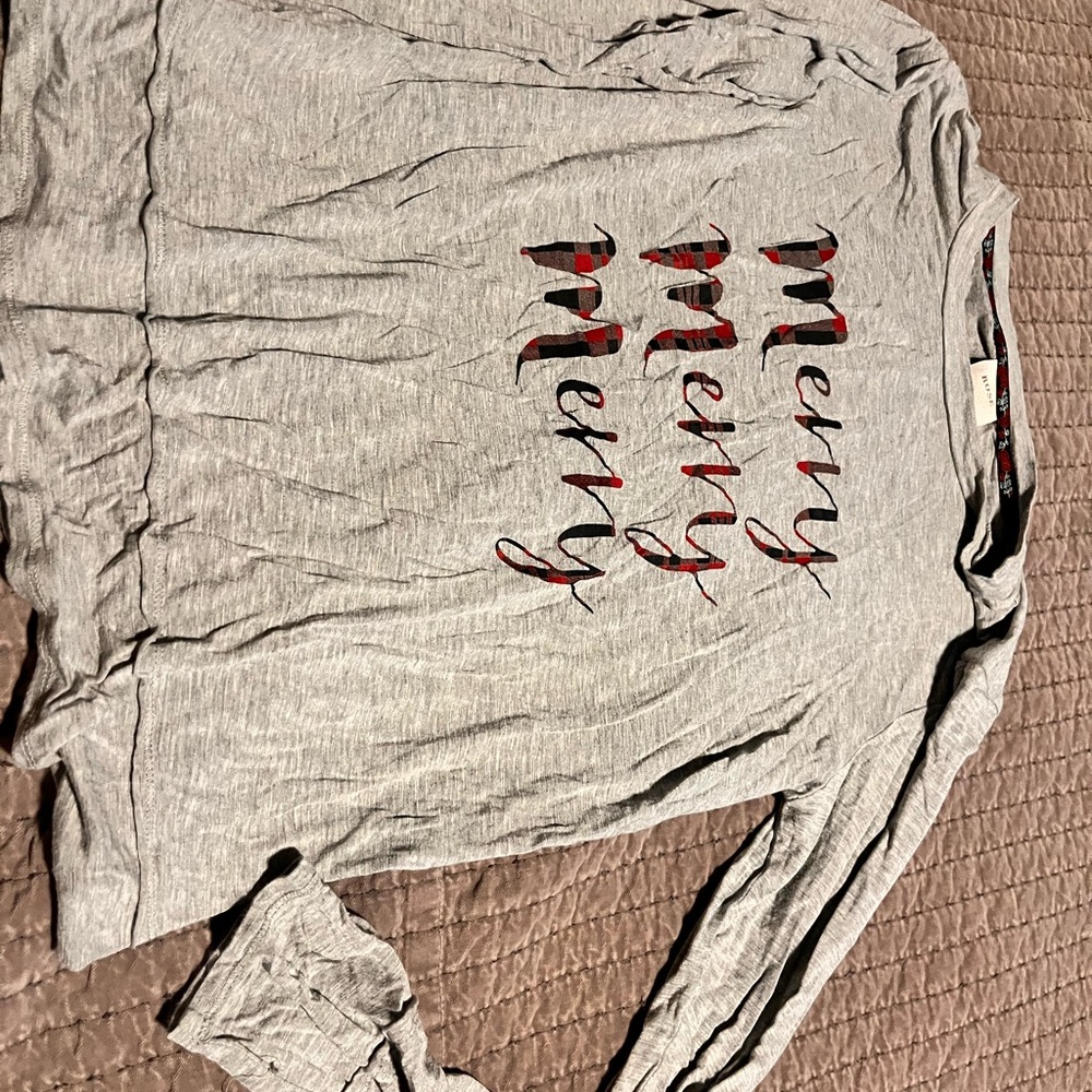 Knox Rose Gray Top with Red Accents